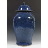 China, poederblauw porseleinen dekselvaas, 19e/20e eeuw,de knop in vorm van zittende kylin; h. 57