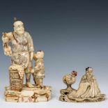 China, twee benen-ivoren beeldengroepen,Benen groep van marktman met kind, gemerkt Feng Shou '