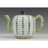China, Kanton, meloenvormig porseleinen theepot, Republiek,de verticale banden met tekst, randen met