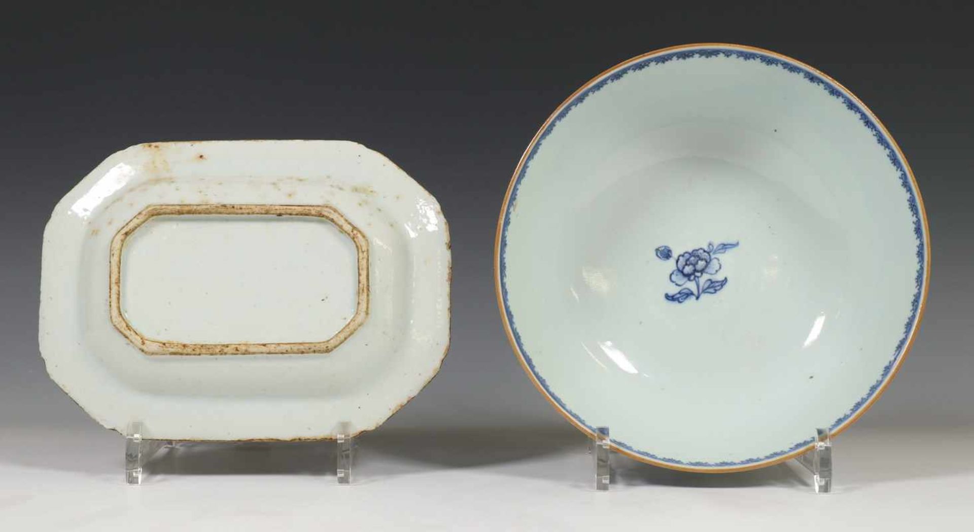 China, zes stuks blauw-wit porselein, Qianlong(w.b. beschadigd, één kom en dienschaal gaaf); 6; - Bild 2 aus 3