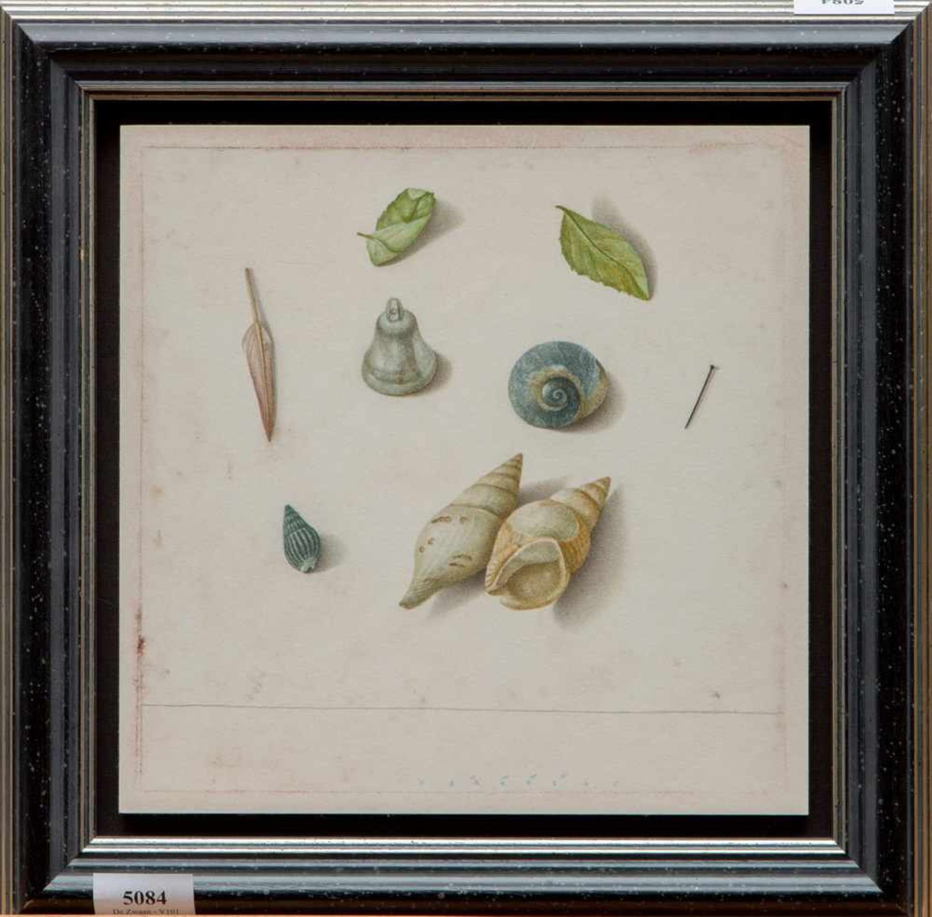 Anneke van Brussel (geb. 1949)Stilleven met schelpen, een slak en een bel; paneel; 26 x 26 cm.; - Bild 2 aus 3