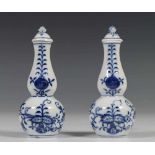 Meissen, paar porseleinen kalebasvaasjes met dekselmet blauw Zwiebelmuster; h. 12 cm.; 2120