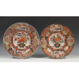 Japan, Imari schotels, Edo periode,met deels verguld decor van bloemenmand; diam. 29 cm.; 2400