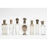 Zeven differente parfumflaconsalle met zilveren montuur. Eén op zilveren voetje (alle met defecten);