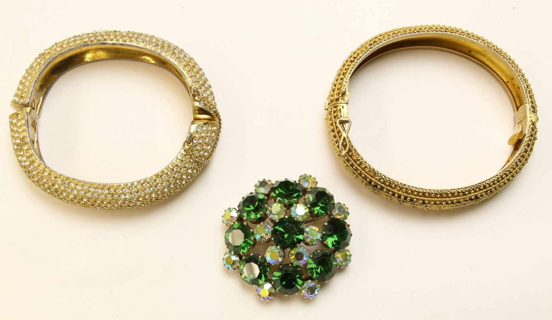 Diverse "costume jewels"w.o. een armband, gesigneerd Bellini. Een broche in de vorm van een peer, - Bild 3 aus 5
