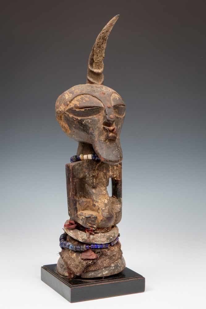 DRC., Songhe, halffigure,with horn, beaded necklaces, animal skins and remnants of offering. Ex - Image 2 of 2