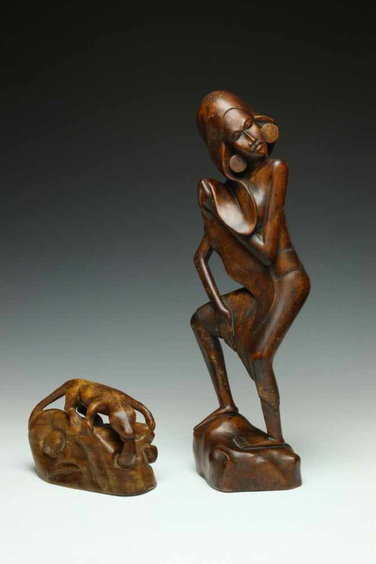 Java, carved wooden sculpture of a bathing woman, ca. 1940.Herewith a wooden sculpture of two - Bild 2 aus 2