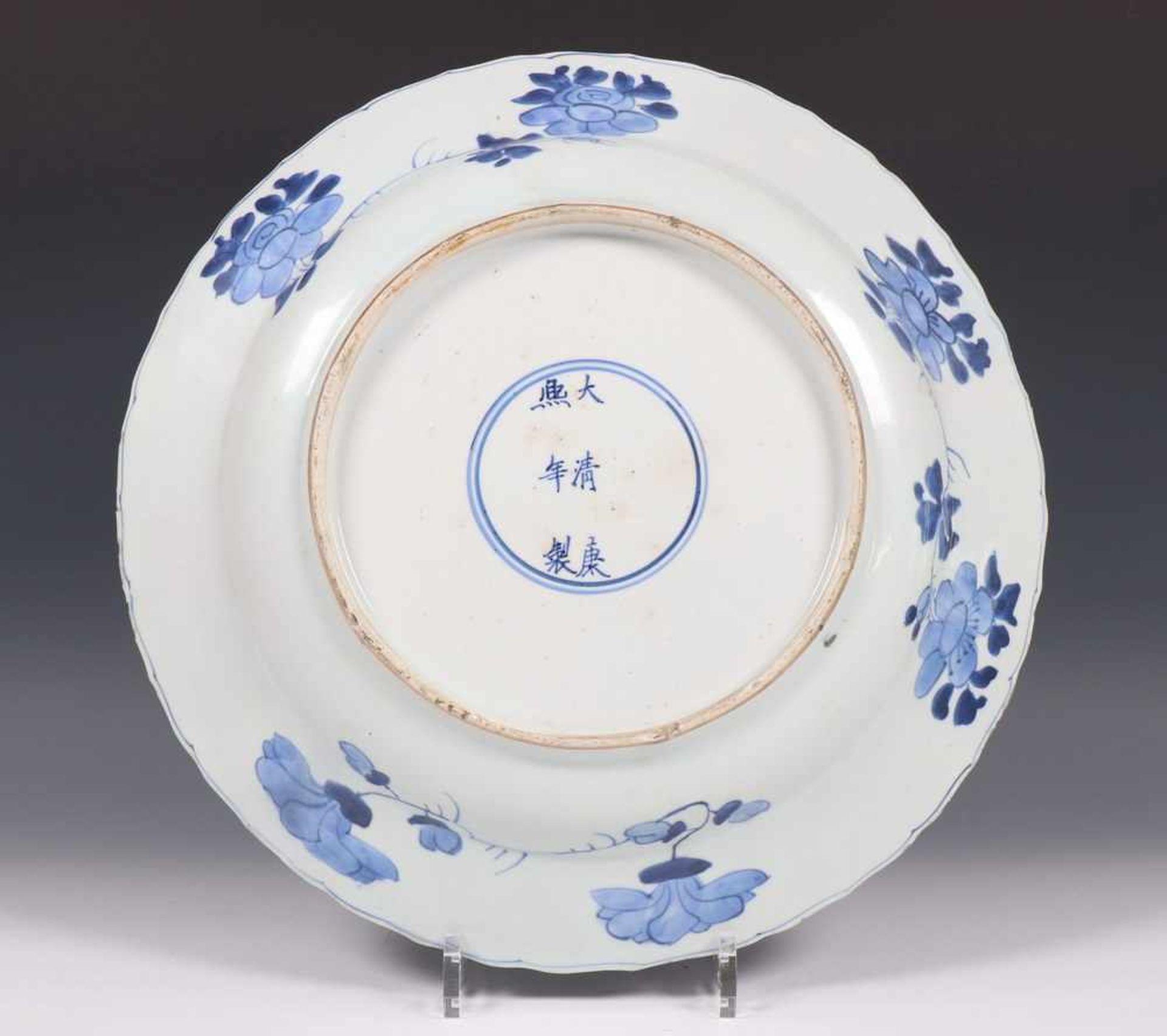 China, blauw-wit porseleinen schotel, Kangxi,met gecontourneerde rand en decor van rotsformatie. - Bild 5 aus 6