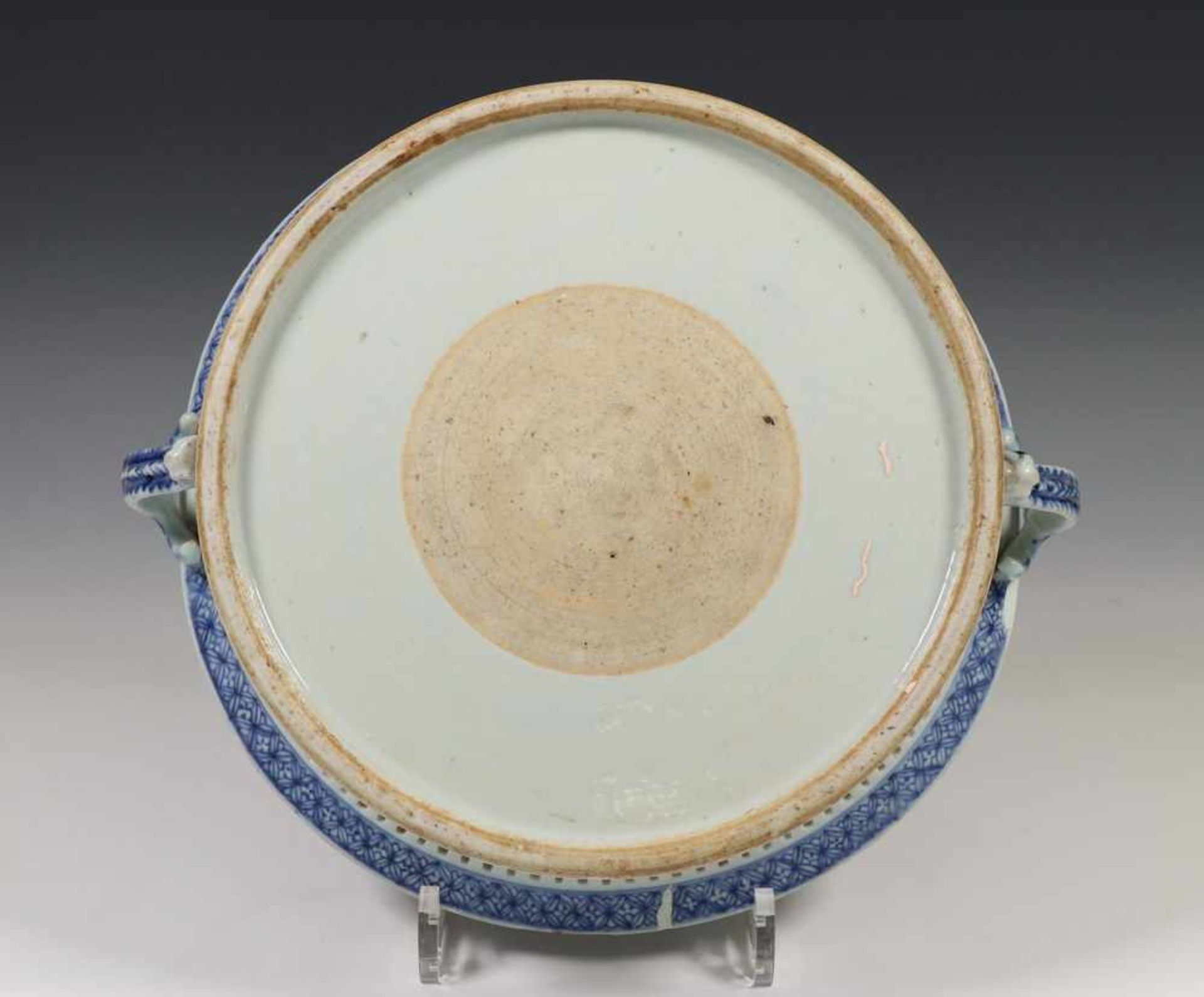 China, blauw-wit porseleinen mandvormige schaal, Qianlong,met gebogen ajour rand en twee oren, het - Bild 3 aus 4