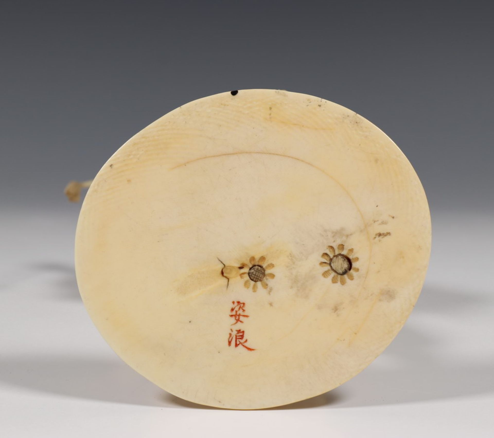 Japan, fraai gestoken ivoren okimono. Meiji periode;Marskramer, deels gravé. Gesigneerd; h. 25 - Bild 6 aus 6