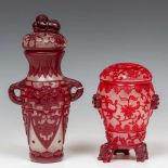 China, twee Peking glas dekselvazen, 20st eeuwh. 26 en 16 cm.; Herkomst: Collectie Cserno,
