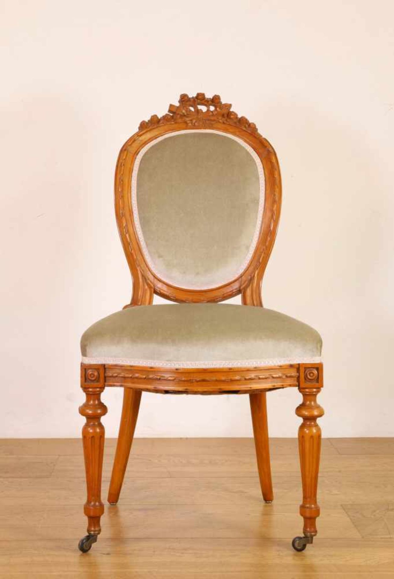 Set van zes beukenhouten stoelen in Lodewijk XVI-stijlmet grijs/groene velours stoffering. In de kap - Bild 2 aus 3