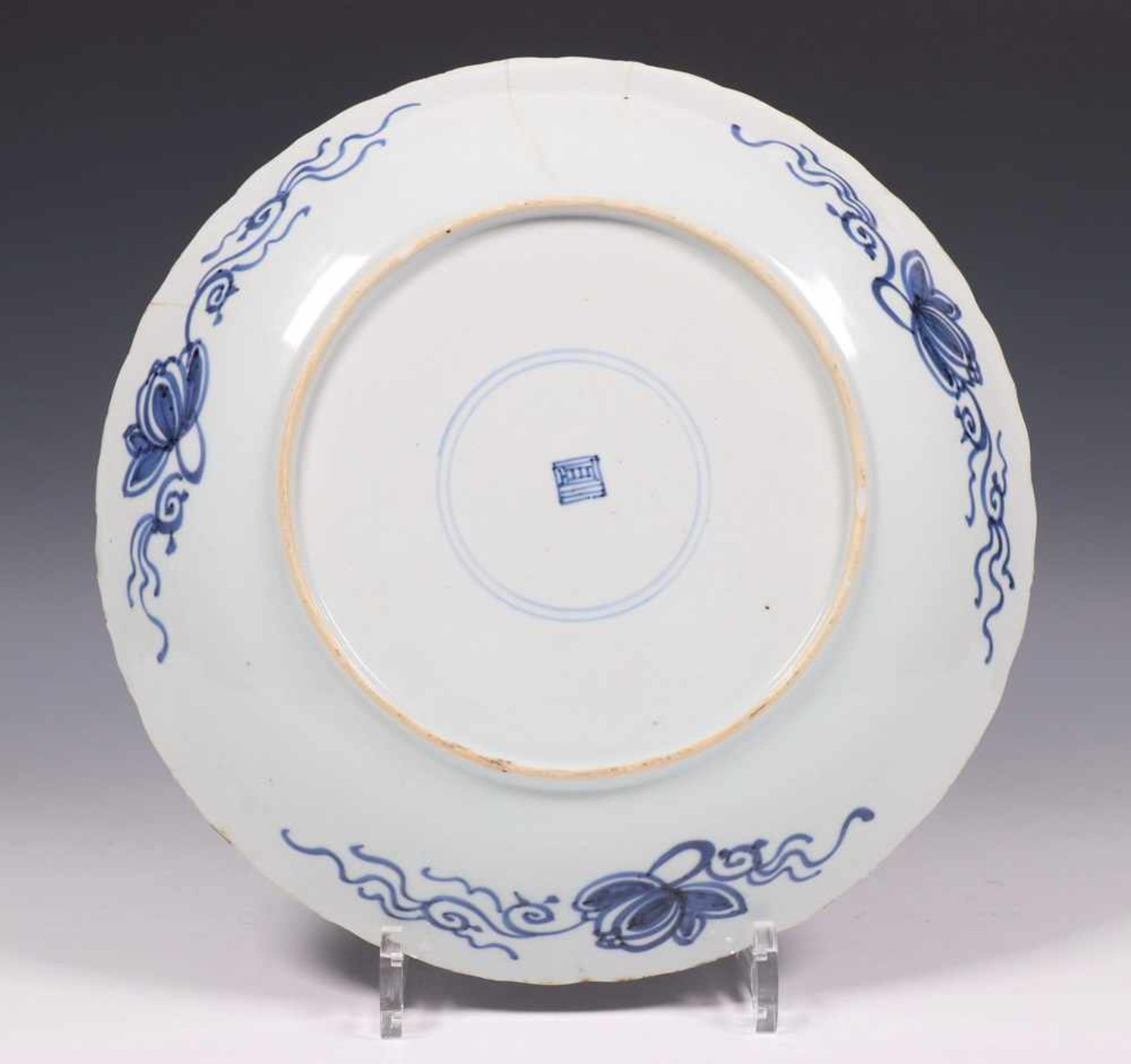 China, blauw-wit porseleinen schotel en drie borden, Kangxi,met decor van zeeegel en asters in - Bild 5 aus 7