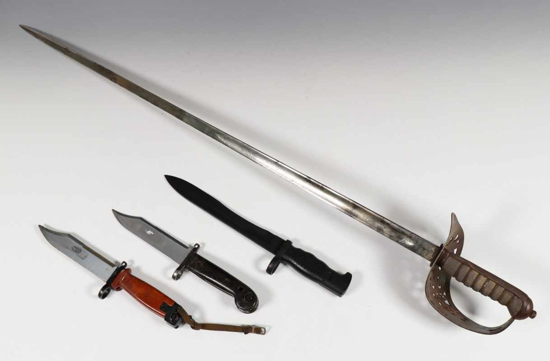 Drie sabels, eind 19e eeuw en drie bajonetten, 20e eeuw6200 - Bild 2 aus 2