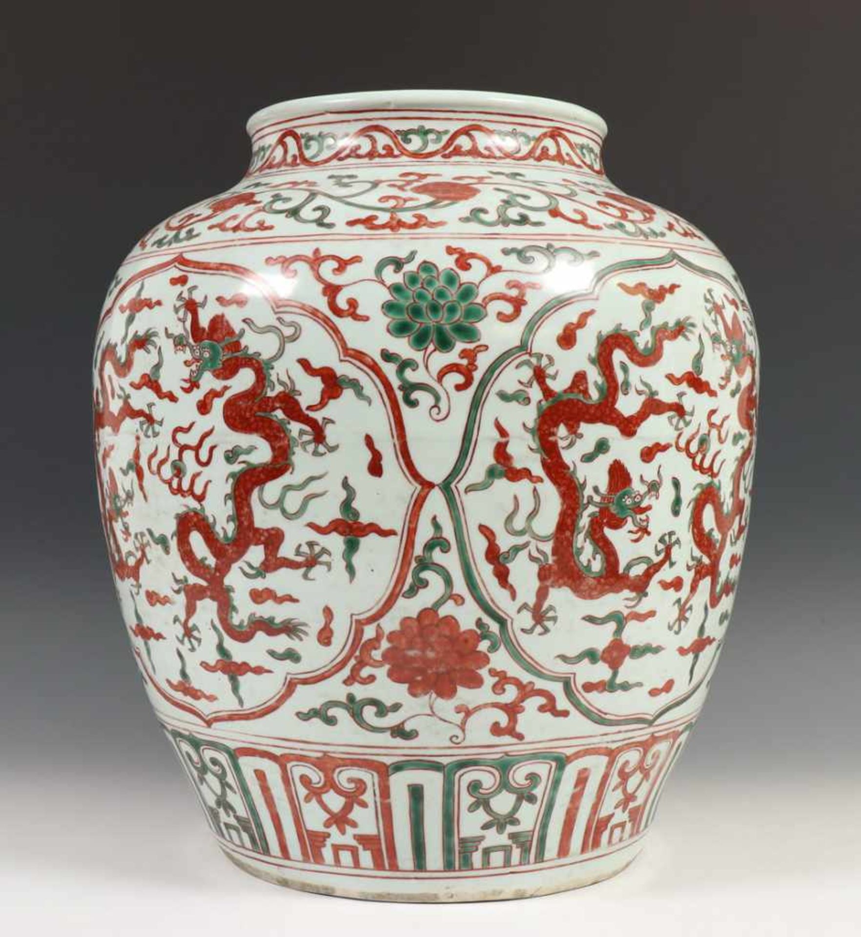 China, porseleinen pot in Ming stijl,met ijzerrood en verte decor van vier madaillons waarin twee - Bild 2 aus 4