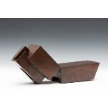 Shlomo Koren (1932-2013)Brug; brons, bestaande uit twee delen; 19 x 48 x 11 cm.; gesign. met