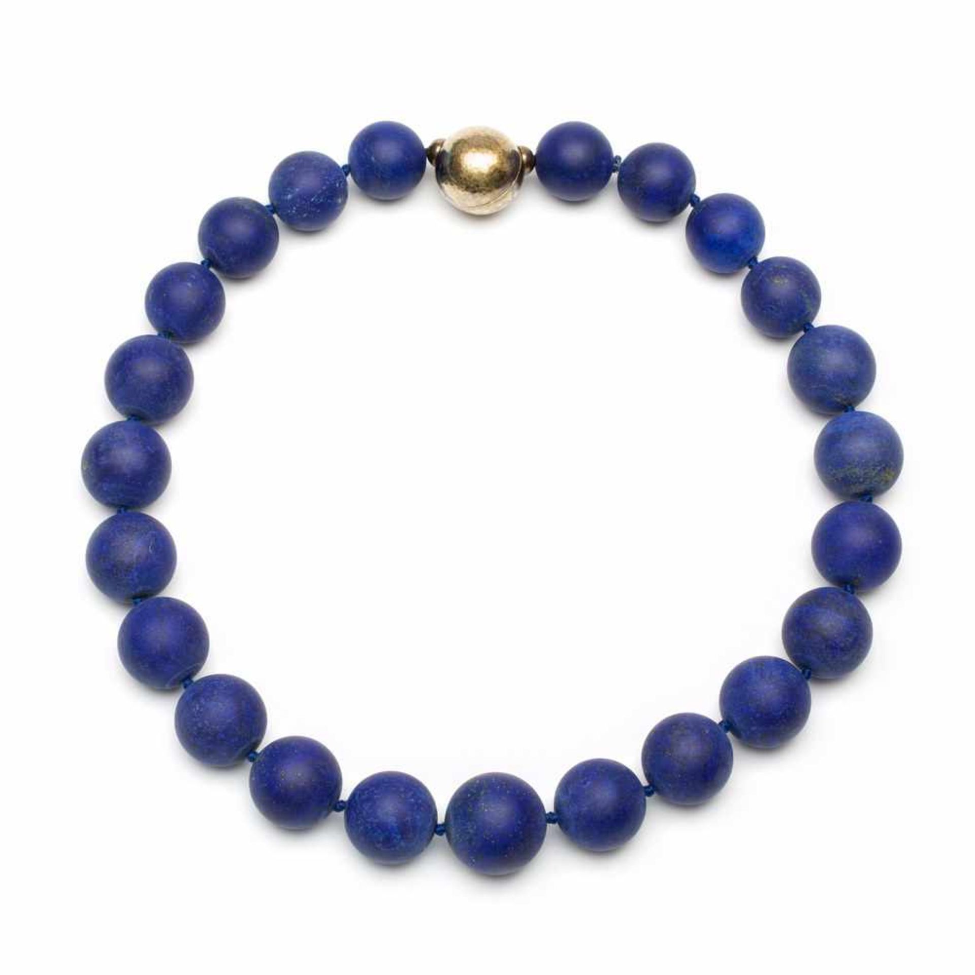 Collier van oplopende lapis-lazuli kralen, mogelijk Eva Dietrich te Oostenrijkaan zilveren gehamerde