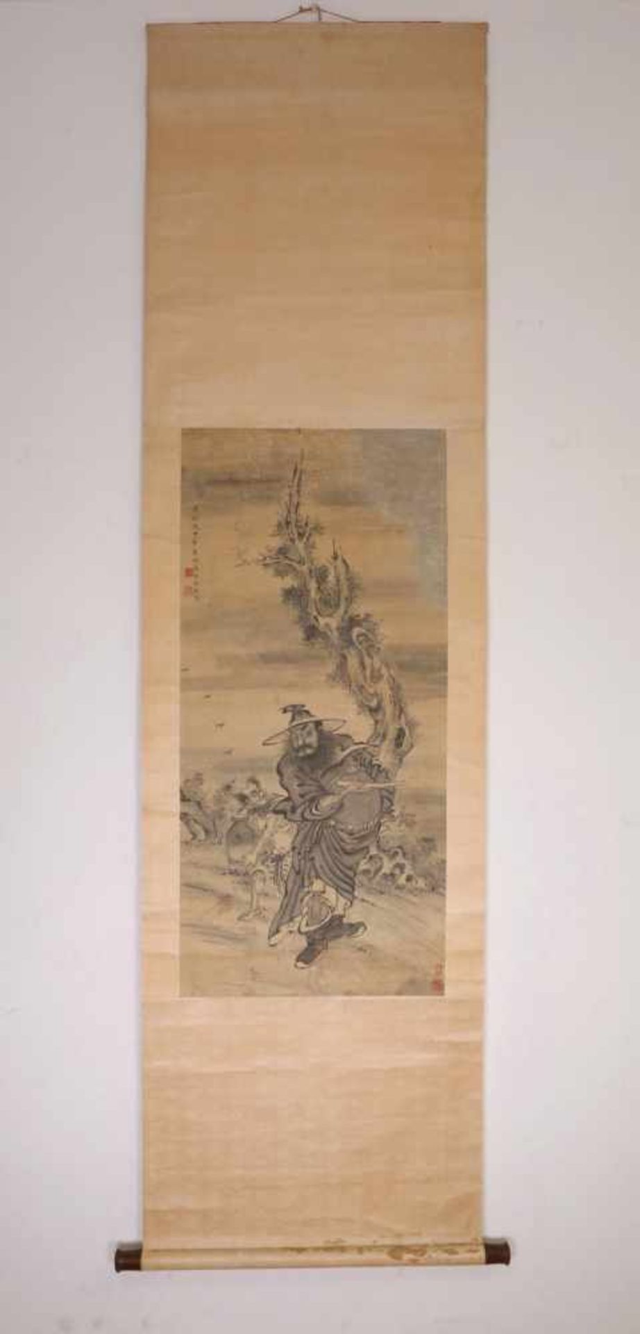 China, rolschildering door Wan Shouqi,duiveluitbanner Zhongkui; h 95,5 en b 45 cm; Tom Lenders,