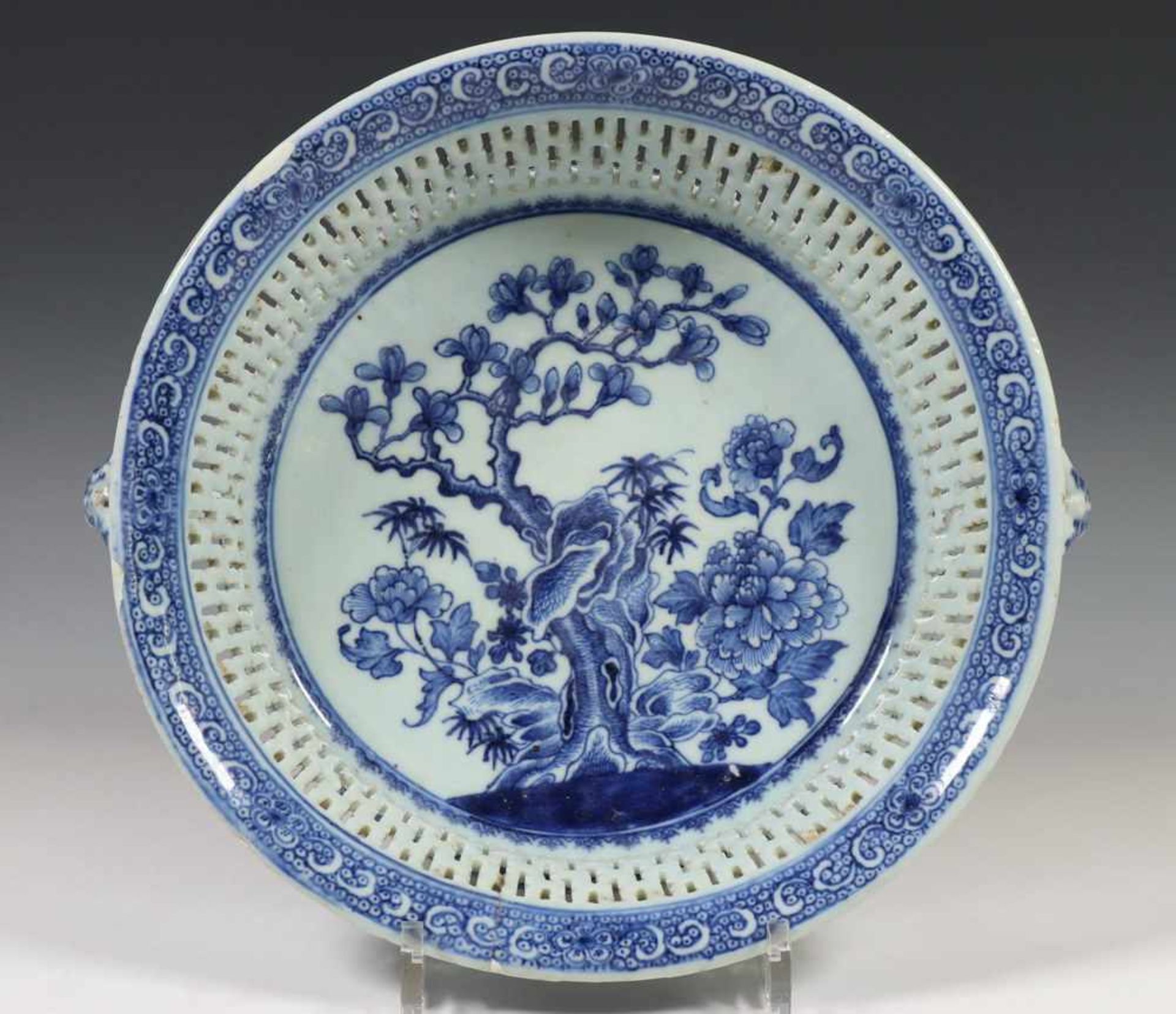 China, blauw-wit porseleinen mandvormige schaal, Qianlong,met gebogen ajour rand en twee oren, het - Bild 2 aus 4