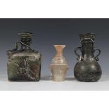 Drie Romeinse stijl glazen kannetjes3200