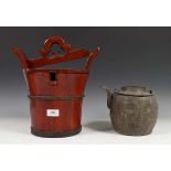 Japan, tinnen theepot in houten houderh. 30 cm.; 280