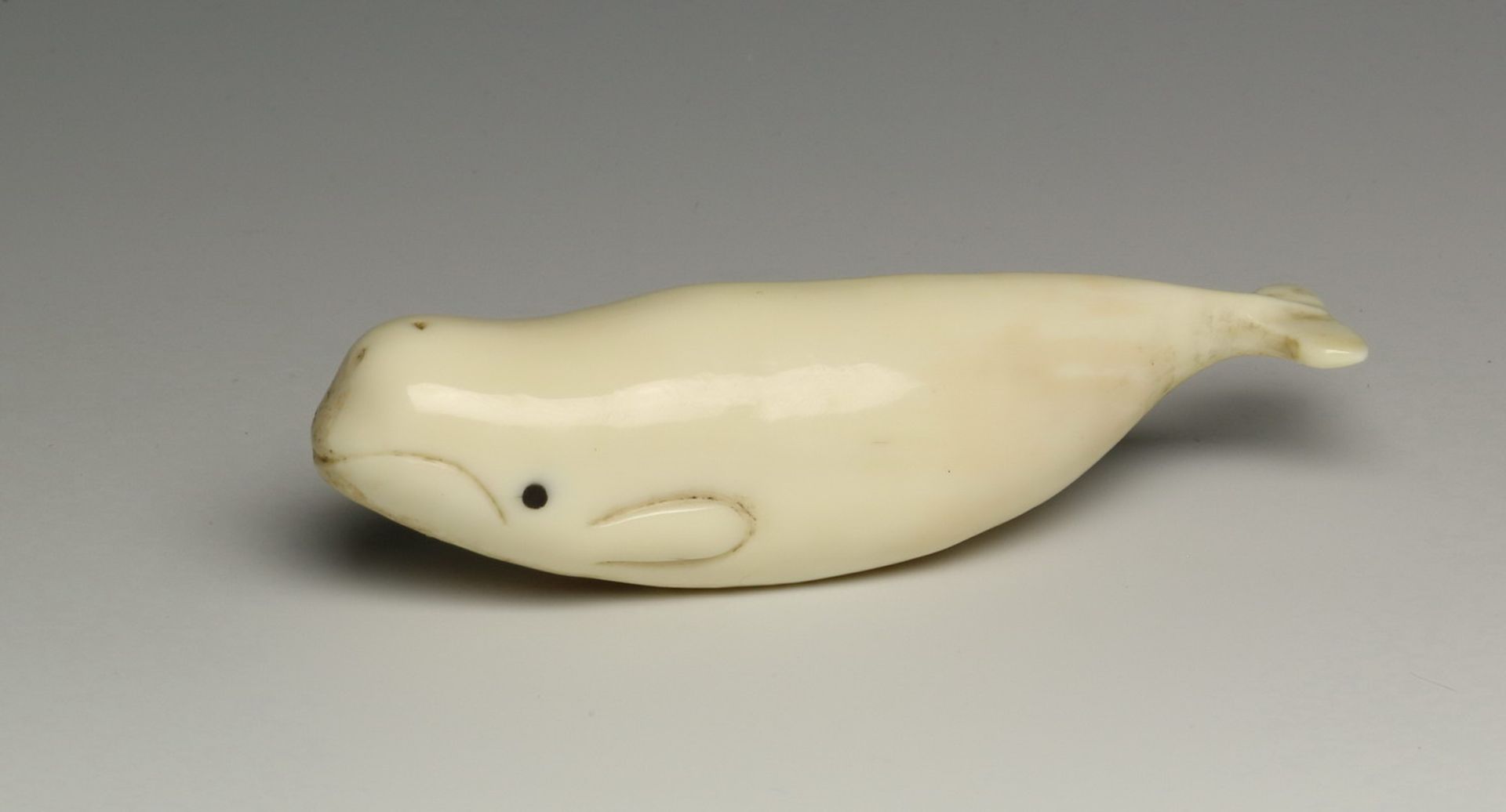 Arctic Circle, ivory toggle shapes as a whale, early 20th century.Herewith an ivory button shapes as - Bild 5 aus 5