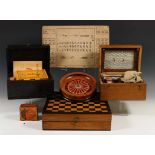 Ronde houten roulettedoos en drie kisten met spelletjes, ca. 1900,w.o. mahjong en lotto; 4100