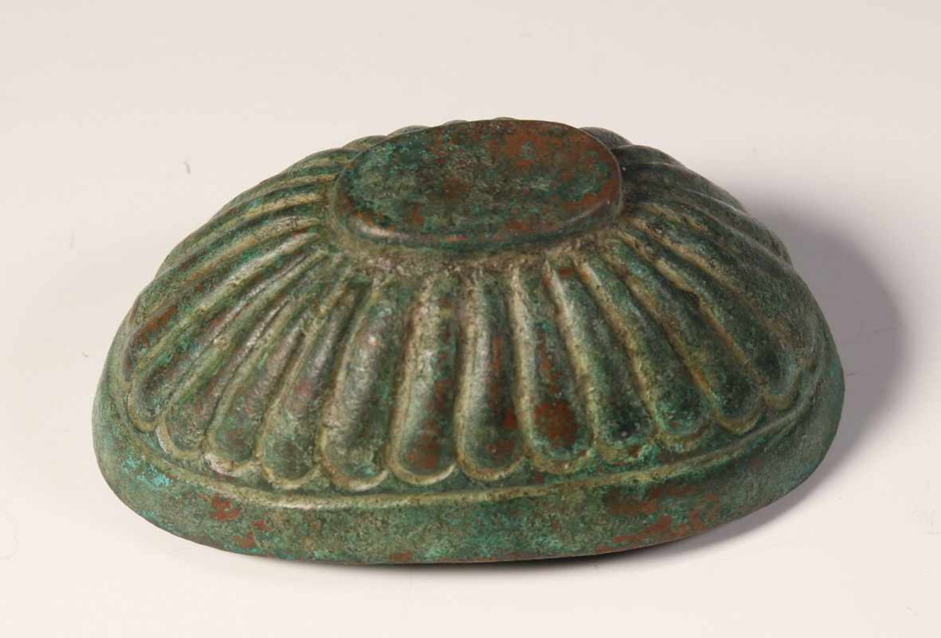 Perzie, antiek bronzen gelobd schaaltjemet groen-bruin patina.; l. 9 cm.; [1]80 - Bild 3 aus 5