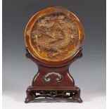 China, ronde aardewerk daktegel, Ming Dynasty,met in hoog relief een afbeelding van een vijf-