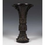 China, donker gepatineerd bronzen 'Gu' vaas, Qing dynastie, 18e eeuw,met archaische motieven en-