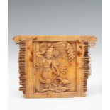 India, ivoren kam, 19e eeuw,met in relief een afbeelding van godheid onder Naga troon met twee