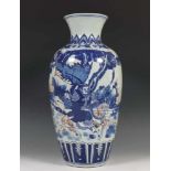 China, blauw-wit porseleinen vaasmet decor rondom van figuren te paard en details in rood. Gemerkt