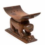 West Afrika, Ghana, Ashanti, decorated wooden stoolsupported by a leopard and a small turtle on