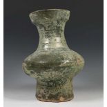 China, terracotta grafvaas, Han dynastie,groen iriserend loodglazuur; ; h. 31 cm.; Herkomst: