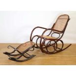 Ligna, Tjechoslowakije, beukenhouten wiener schommelstoelHierbij Thonet, beukenhouten