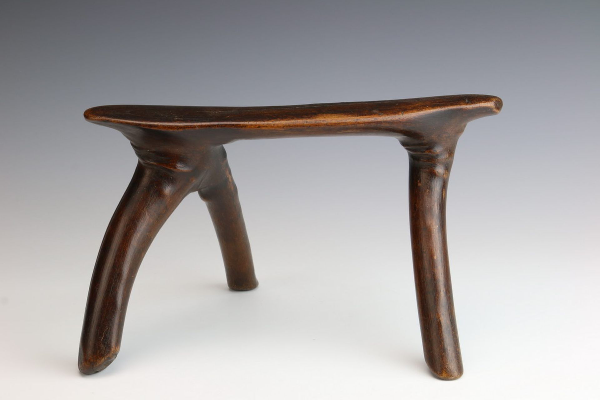 South Sudan, Dinka, wooden neckrest,with three curved legs. With glossy dark brown patina. Private - Bild 3 aus 4