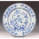 China, blauw-wit porseleinen schotel, Qianlong,met decor van chrysant, bamboe en bloesem bij