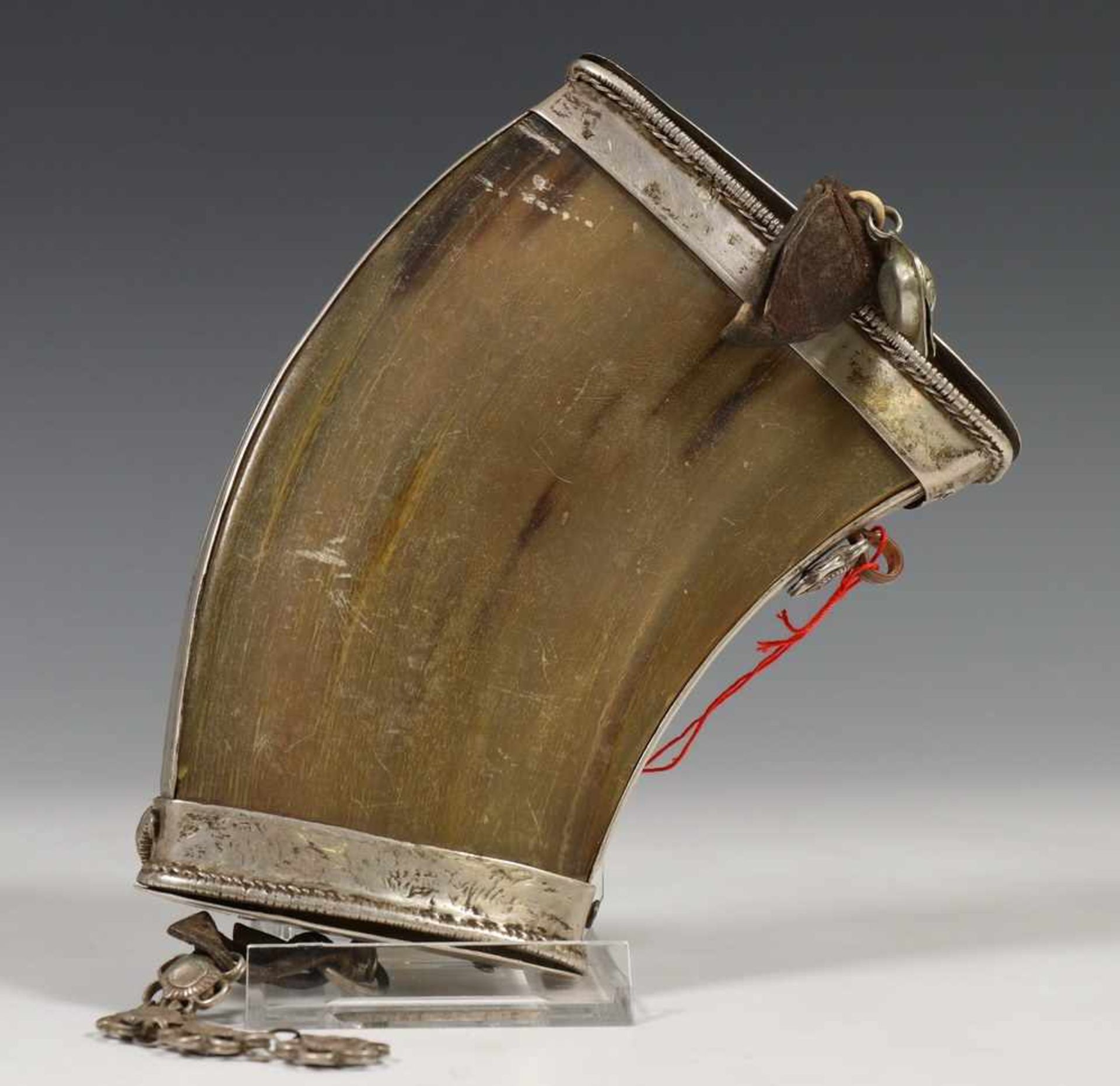 Tibet, powder horn, 19th century. Silver, wood, leather, horn, turquoise and coral.Opens at two - Bild 2 aus 2
