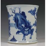 China, blauw-wit porseleinen penseelpotmet decor rondom van figuren en dieren bij hekwerk. Gemerkt