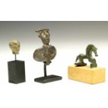 Roman bronzen miniature head, Near Eastern antique bronze bust and sculpture of a horseh. 1,6 / 4,