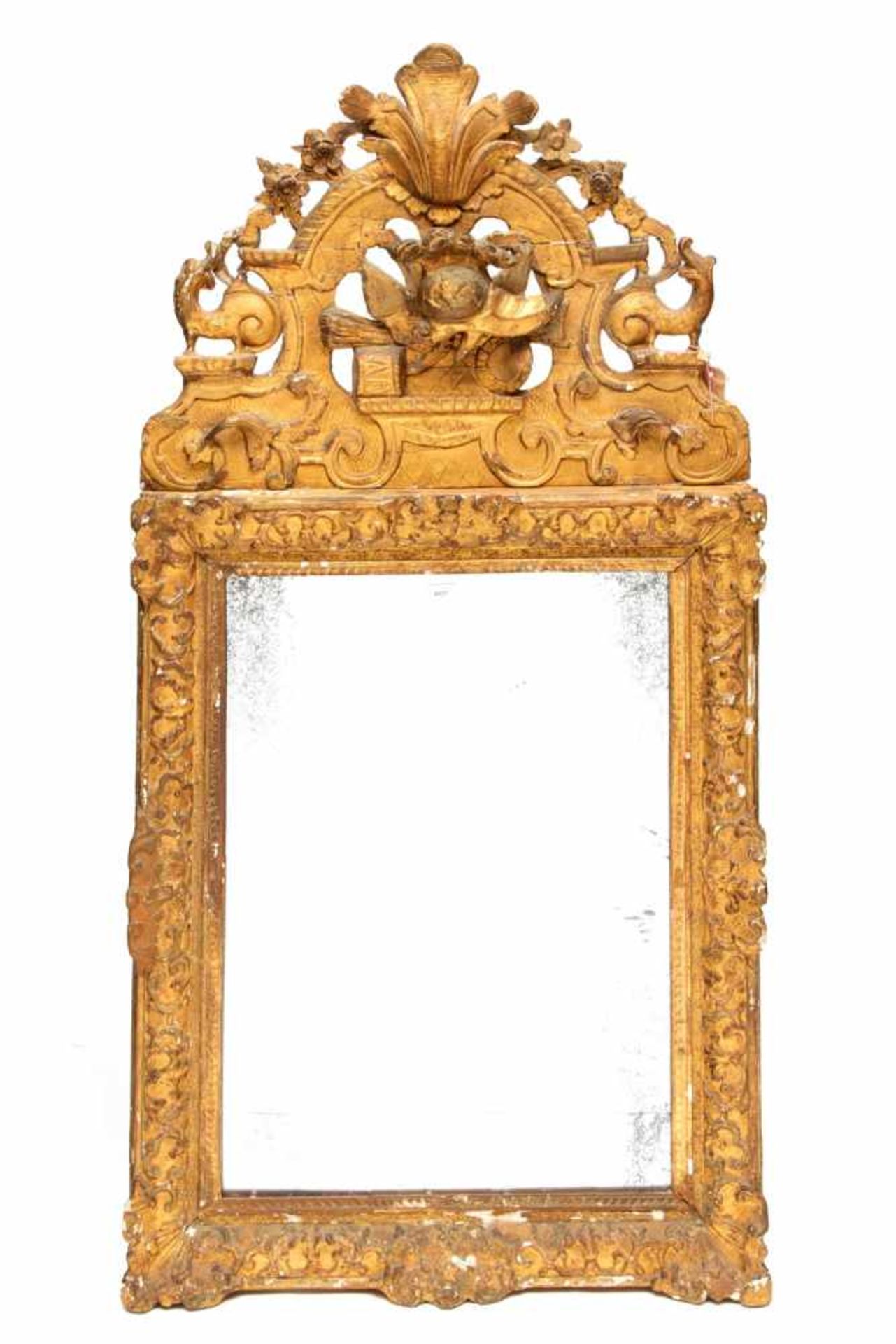 Rechthoekige spiegel in verguld gestoken houten lijst, 18e eeuw,met kapitale verguld gestoken