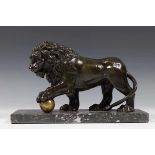 Bruin gepatineerd bronzen sculptuur, 19e eeuw;'Medici Leeuw', staand met linkerpoot op vergulde bal,