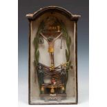 Zuid Amerika, beeld van Christus aan het kruis, ca. 1900,in vitrine; ; h. 52 cm.; 1400