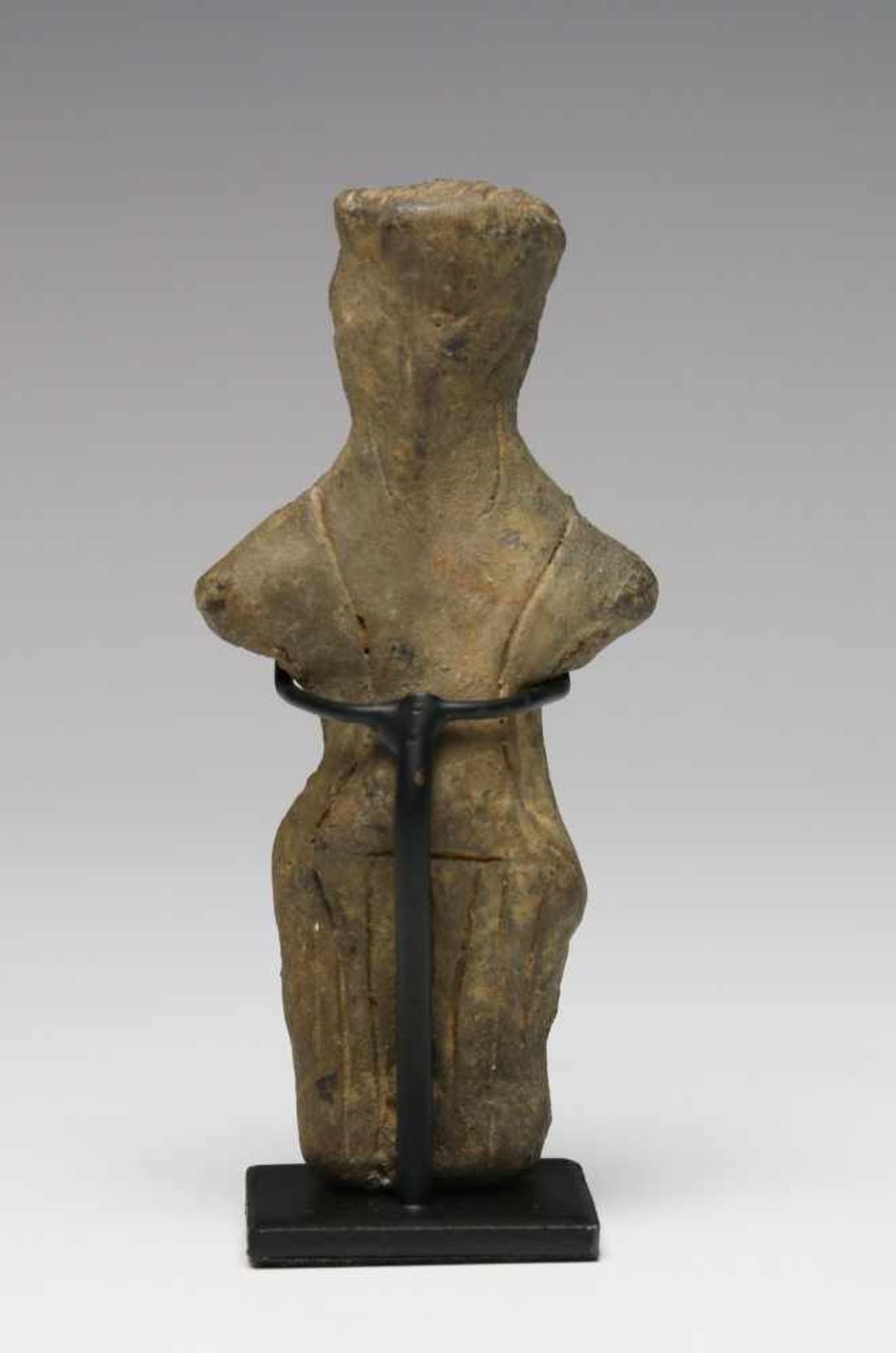 Middle Europe, Servia, Vinca culture, black-grey terracotta idol, ca. 5th-4th Mill BC,in the form of - Bild 3 aus 5