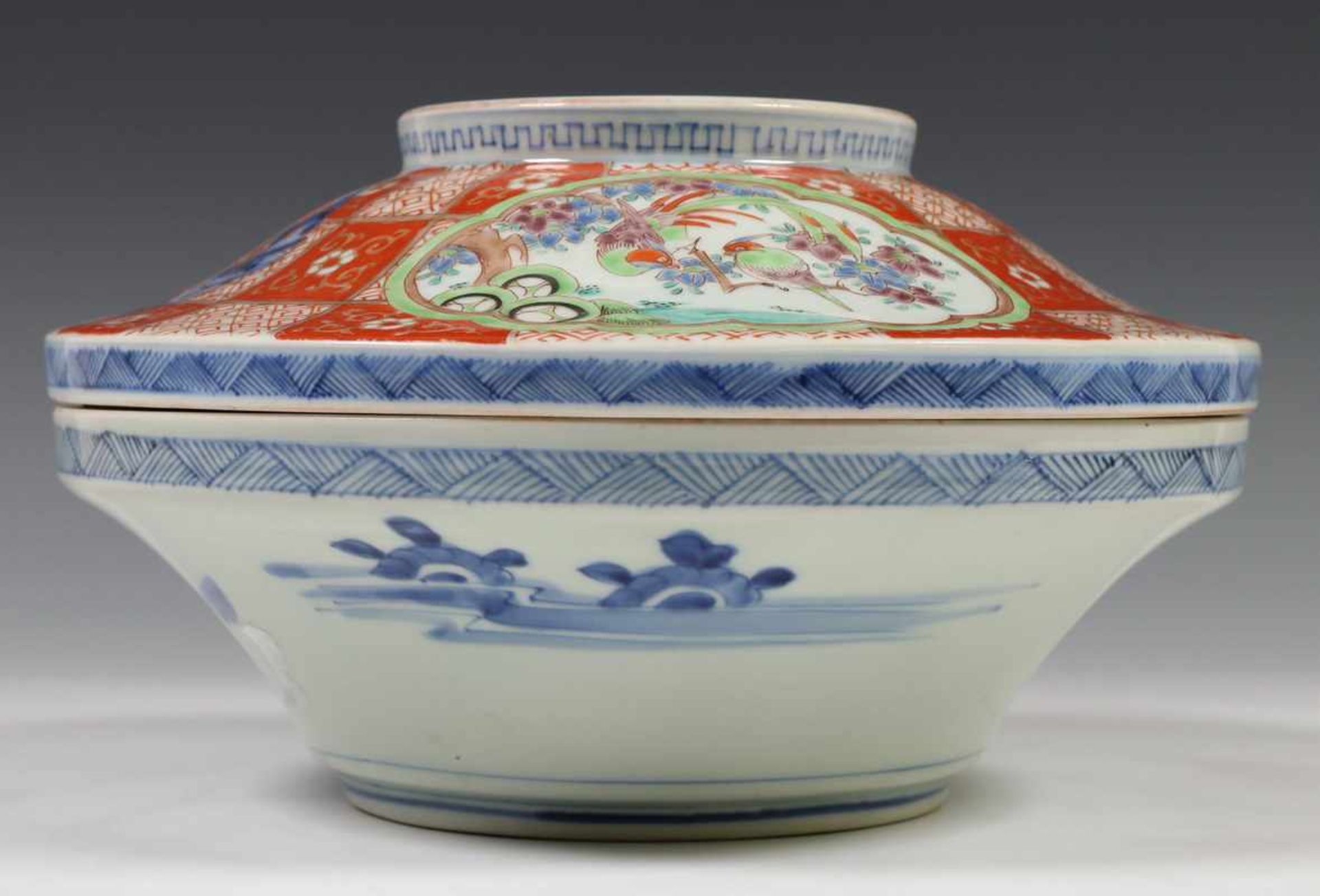 Japan, blauw-wit porseleinen dekselkom, vroeg Meiji periode,met gekleurd decor in vakwerk op rood-