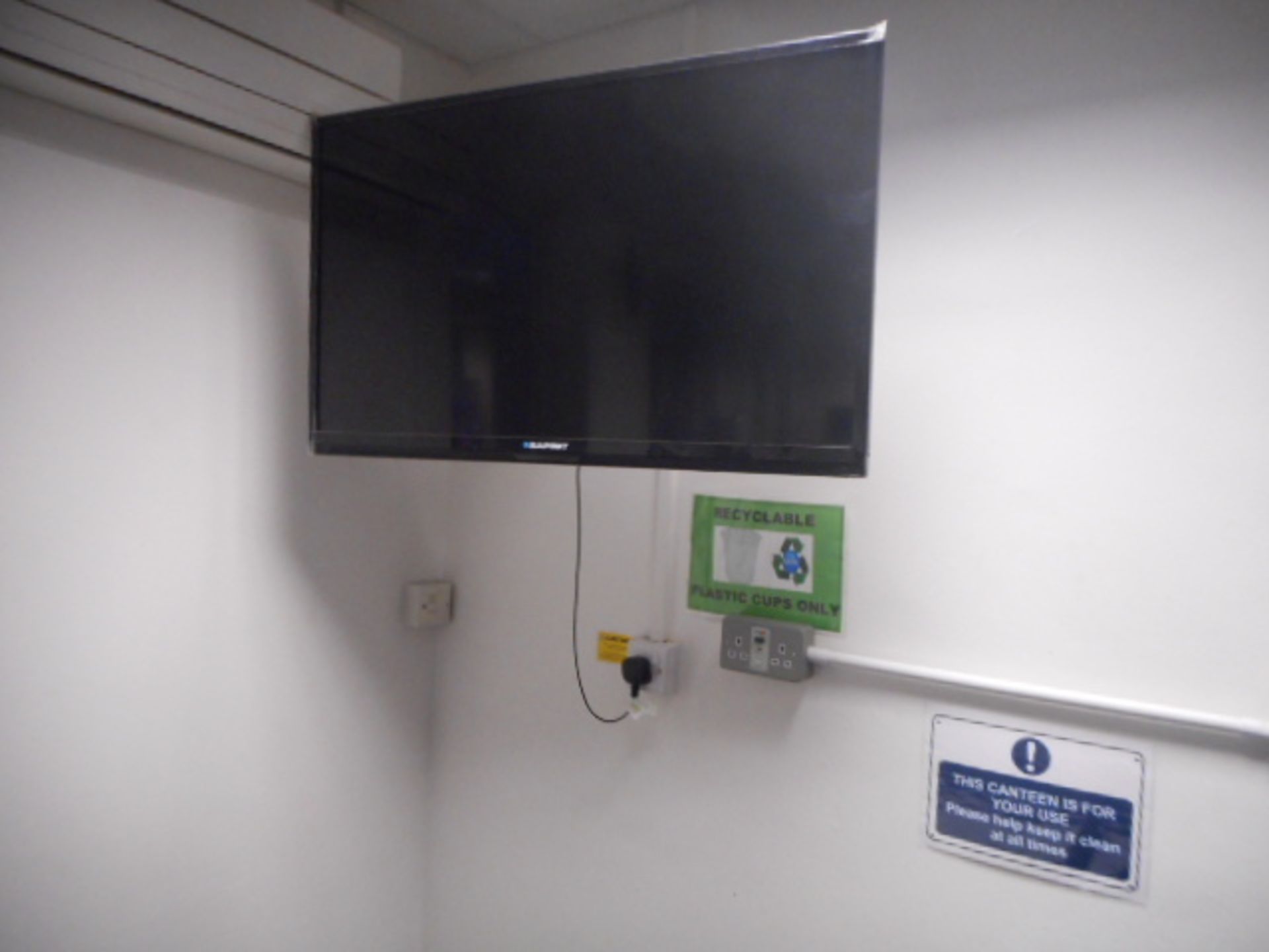 1x 40'' Blaupunkt Wall Mounted TV