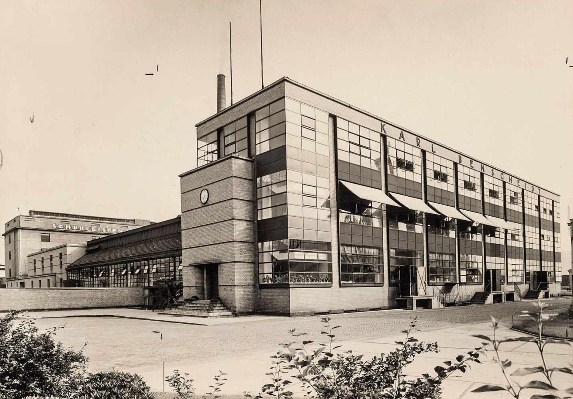 BAUHAUS. – Gropius. – Fagus-Werk,Alfeld. Architektur Walter Gropius. Fotografie, um 1930 oder