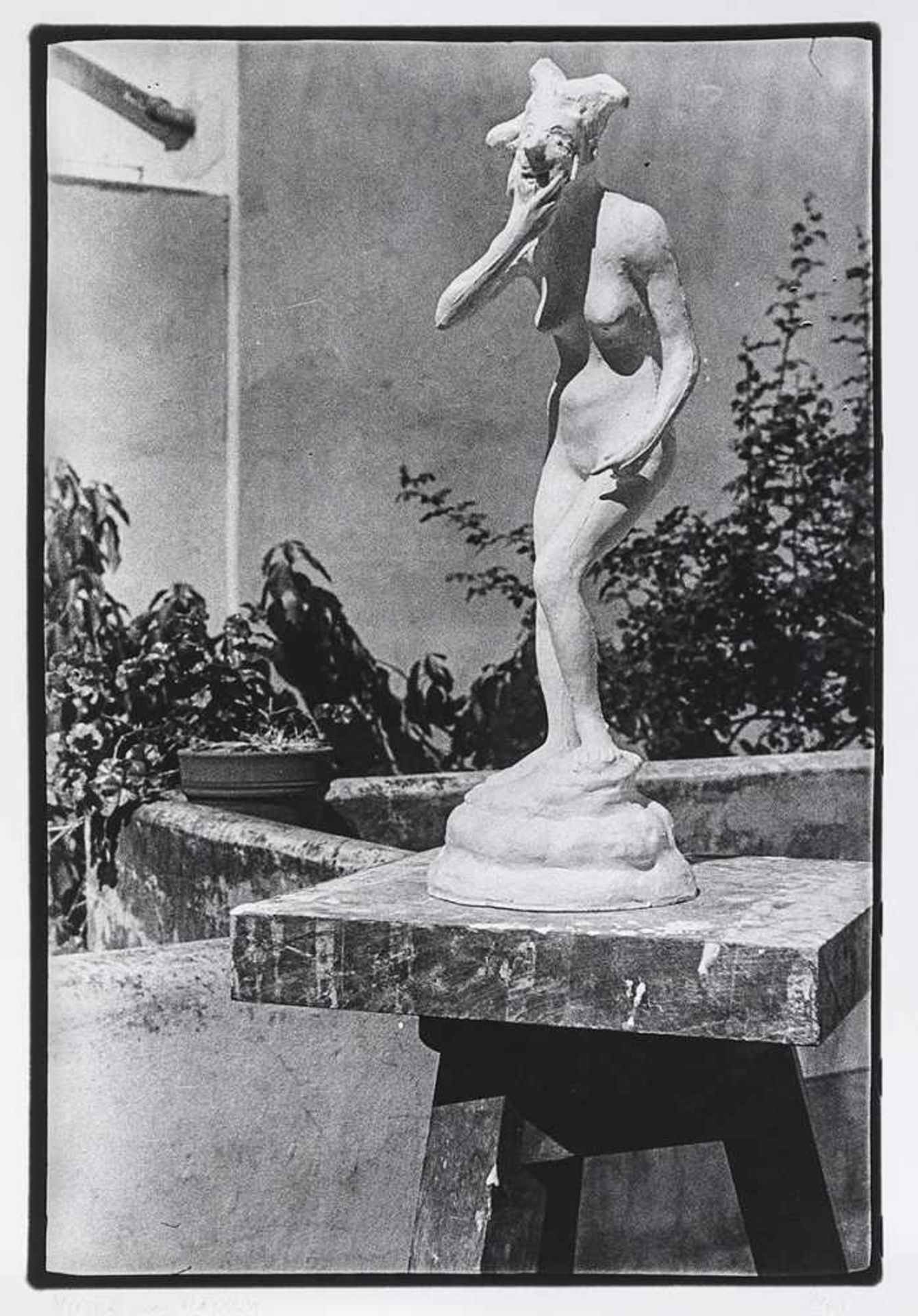 Fontana, Lucio"(1899-1968). Fotografie. 41 Kleinbildnegative zu Person und Werk, 1940er Jahre. - Bild 4 aus 4