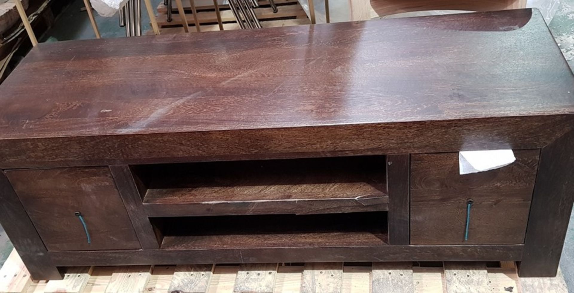 1 GRADE C DARK OAK TV UNIT WITH 2 DRAWERS AND 2 SHELVES IN A VARNISH FINISH (VIEWING HIGHLY