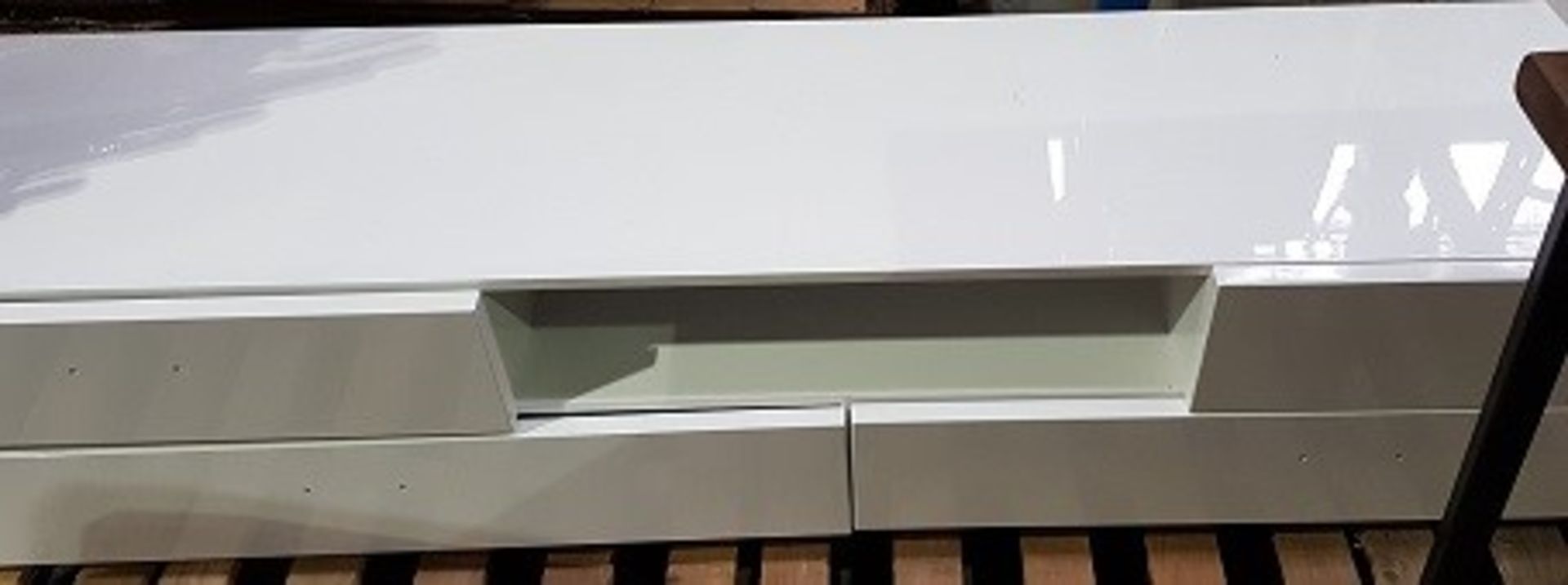 1 GRADE B TV UNIT WITH 4 DRAWERS IN WHITE GLOSS COAT / APPROX 200CM WIDE (VIEWING HIGHLY